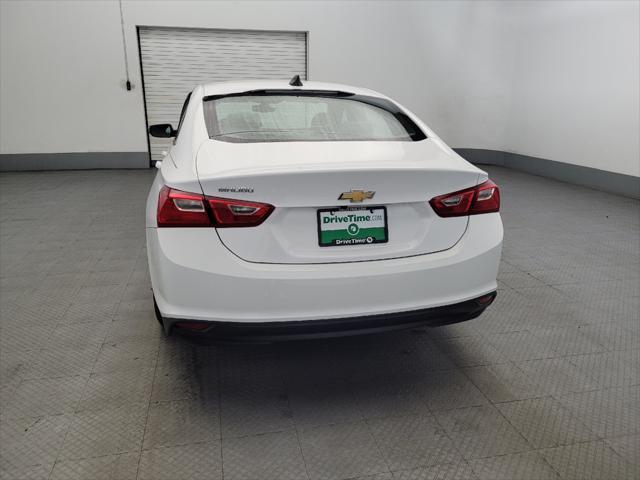 Photo of 2018 Summit White Chevrolet Malibu