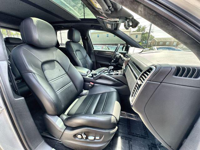 Photo of 2021 Quartzite Grey Metallic Porsche Cayenne
