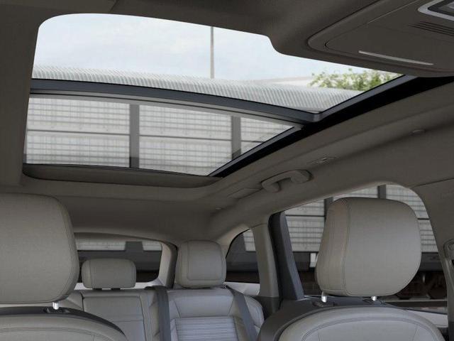 Photo of 2025 White Platinum Tri-Coat Metallic Lincoln Nautilus