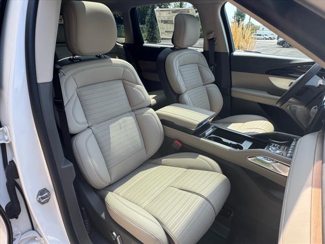 Photo of 2025 White Platinum Tri-Coat Metallic Lincoln Nautilus