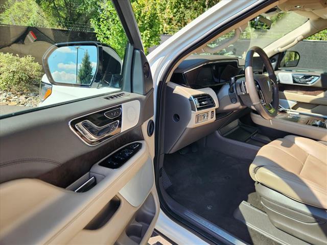 Photo of 2022 White Lincoln Navigator