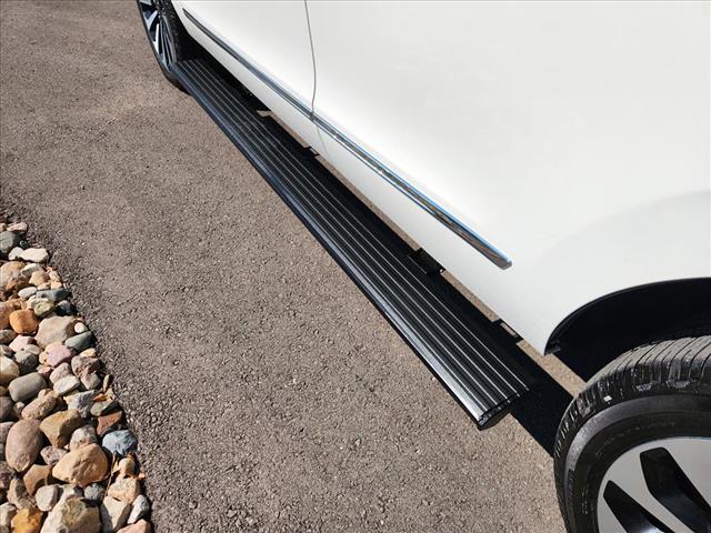 Photo of 2022 White Lincoln Navigator