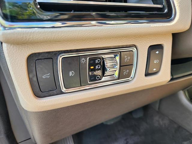 Photo of 2022 White Lincoln Navigator