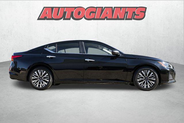 Photo of 2024 Super Black Clearcoat Nissan Altima
