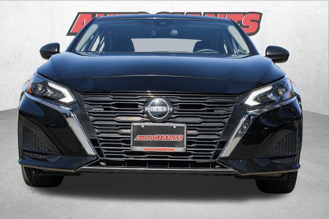 Photo of 2024 Super Black Clearcoat Nissan Altima