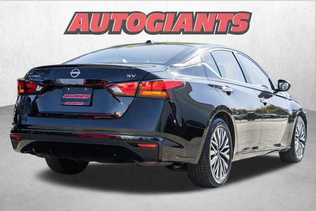 Photo of 2024 Super Black Clearcoat Nissan Altima