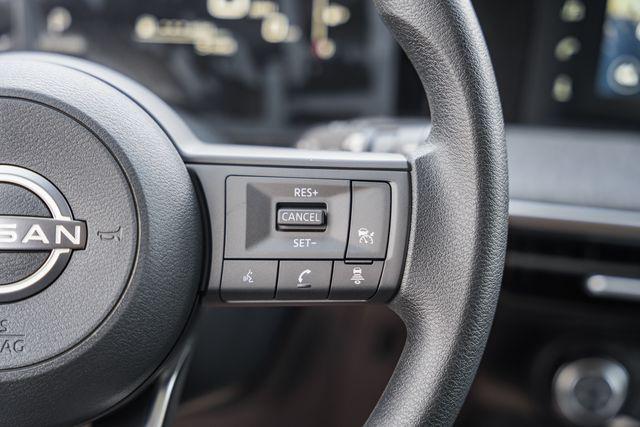 Photo of 2025 Aspen White Tricoat Nissan Kicks