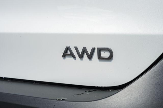 Photo of 2025 Aspen White Tricoat Nissan Kicks