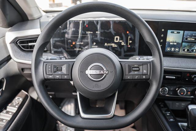 Photo of 2025 Aspen White Tricoat Nissan Kicks