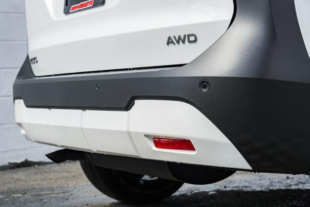 Photo of 2025 Aspen White Tricoat Nissan Kicks
