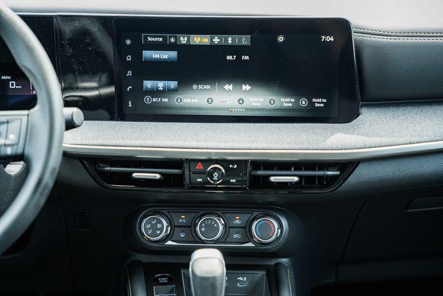 Photo of 2025 Aspen White Tricoat Nissan Kicks