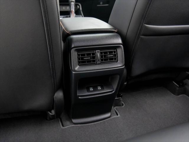 Photo of 2025 Platinum White Pearl Honda CR-V Hybrid