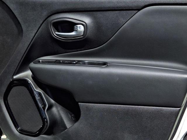 Photo of 2020 Alpine White Clearcoat Jeep Renegade