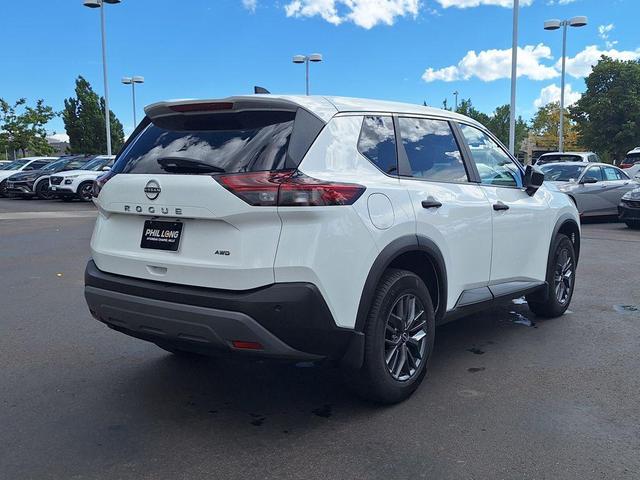 Photo of 2023 Glacier White Nissan Rogue