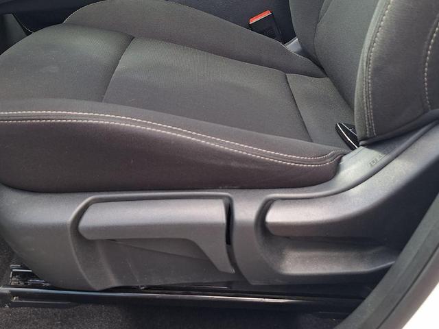 Photo of 2023 Glacier White Nissan Rogue
