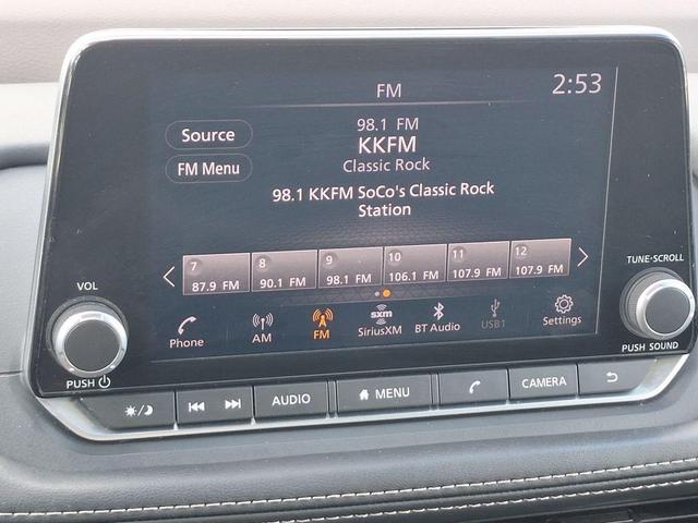 Photo of 2023 Glacier White Nissan Rogue