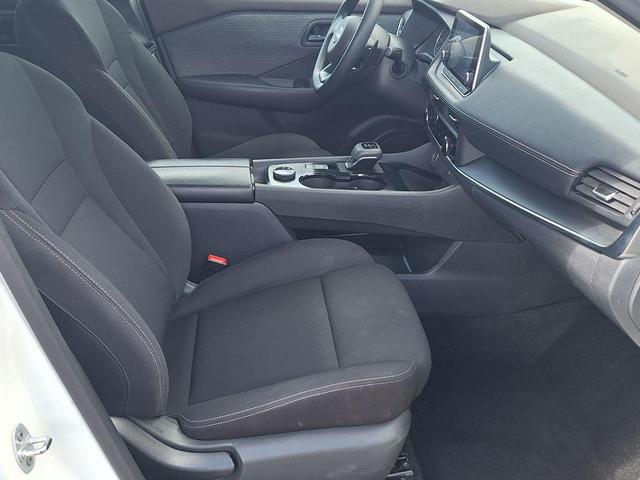 Photo of 2023 Glacier White Nissan Rogue