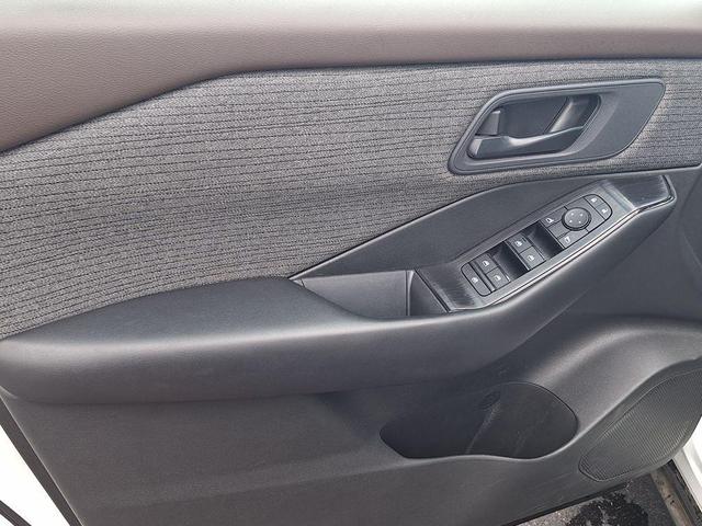 Photo of 2023 Glacier White Nissan Rogue