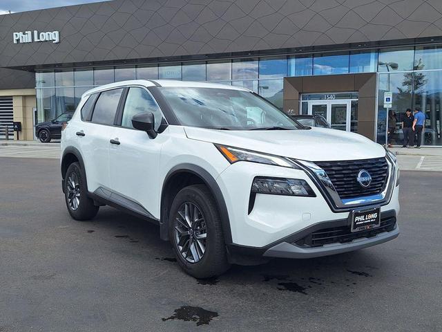 Photo of 2023 Glacier White Nissan Rogue