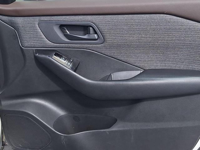 Photo of 2023 Glacier White Nissan Rogue