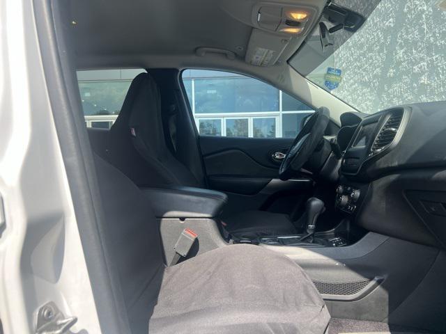 Photo of 2019 Bright White Clearcoat Jeep Cherokee