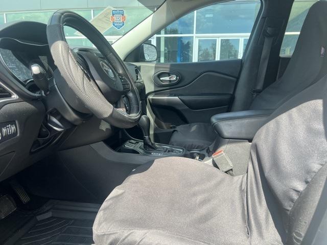Photo of 2019 Bright White Clearcoat Jeep Cherokee