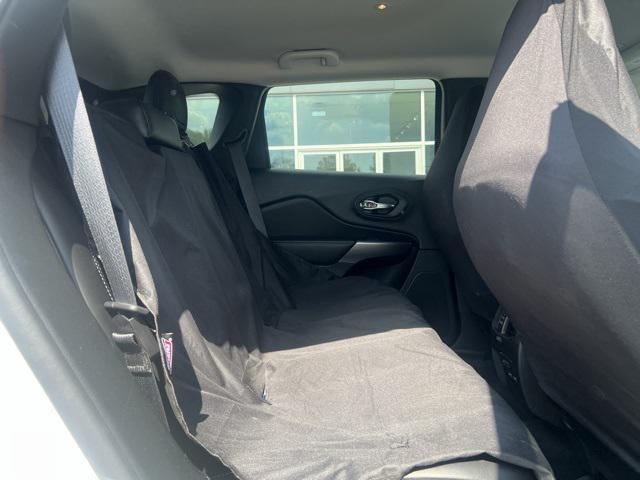 Photo of 2019 Bright White Clearcoat Jeep Cherokee