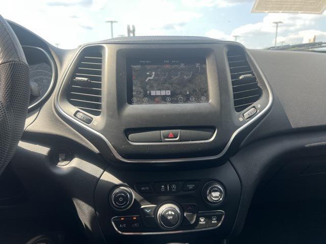 Photo of 2019 Bright White Clearcoat Jeep Cherokee