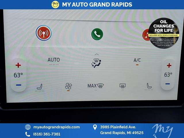 Photo of 2024 Silver Metallic Ford Edge