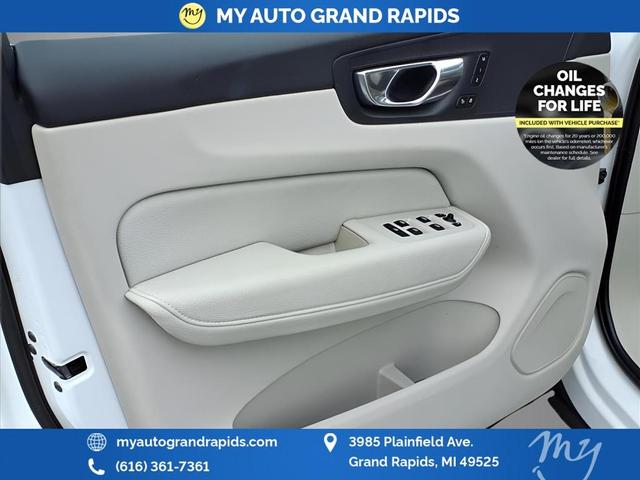 Photo of 2022 Crystal White Metallic Volvo XC60