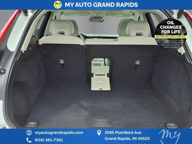 Photo of 2022 Crystal White Metallic Volvo XC60
