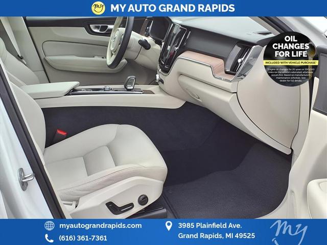 Photo of 2022 Crystal White Metallic Volvo XC60