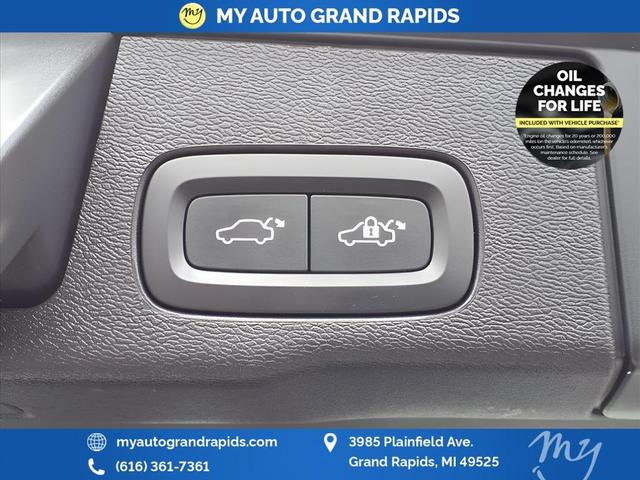 Photo of 2022 Crystal White Metallic Volvo XC60