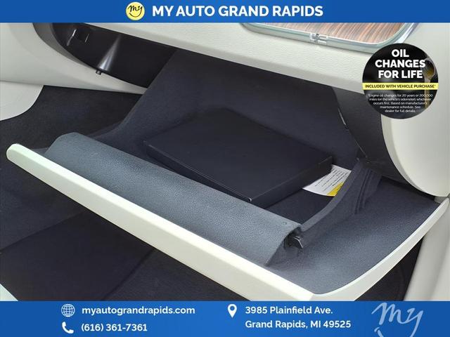 Photo of 2022 Crystal White Metallic Volvo XC60
