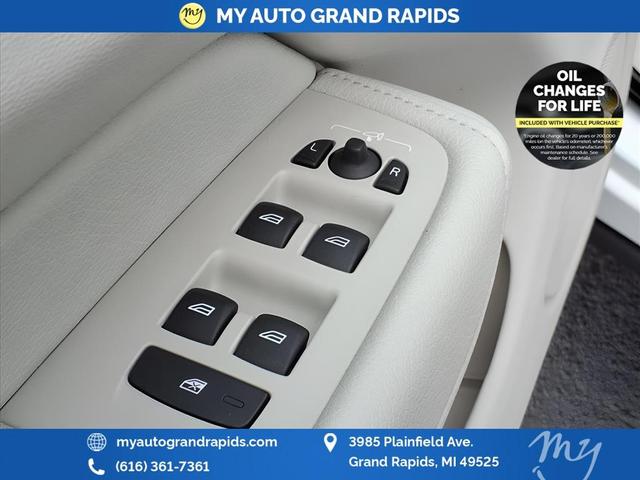 Photo of 2022 Crystal White Metallic Volvo XC60