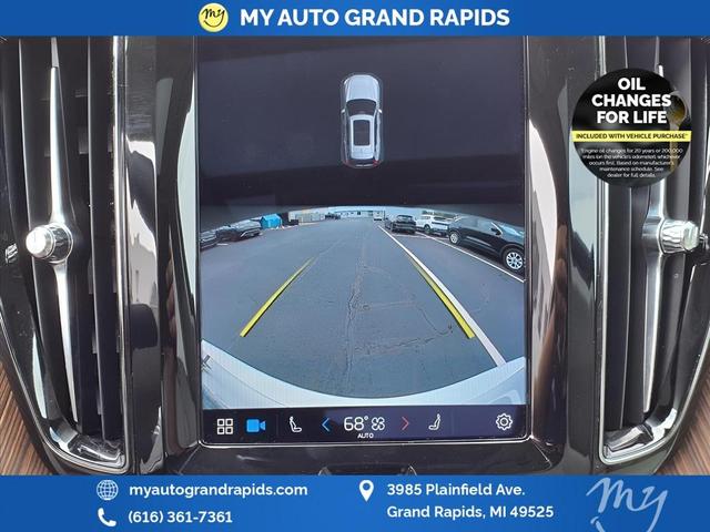 Photo of 2022 Crystal White Metallic Volvo XC60