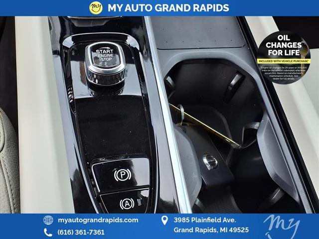 Photo of 2022 Crystal White Metallic Volvo XC60