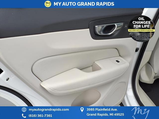 Photo of 2022 Crystal White Metallic Volvo XC60