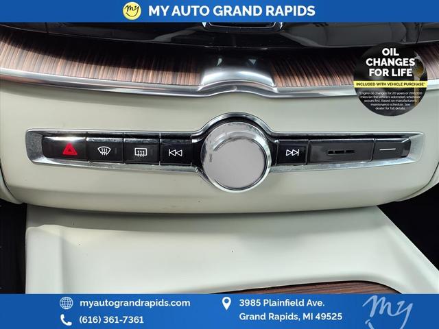 Photo of 2022 Crystal White Metallic Volvo XC60