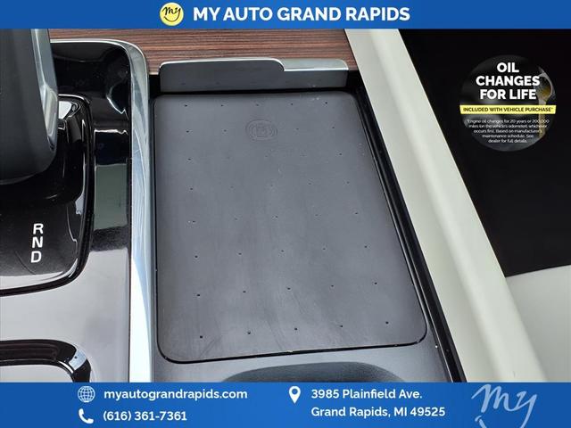 Photo of 2022 Crystal White Metallic Volvo XC60