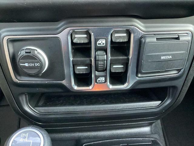 Photo of 2023 Bright White Clearcoat Jeep Gladiator