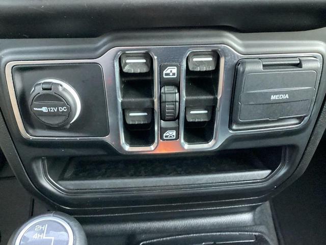 Photo of 2023 Bright White Clearcoat Jeep Gladiator