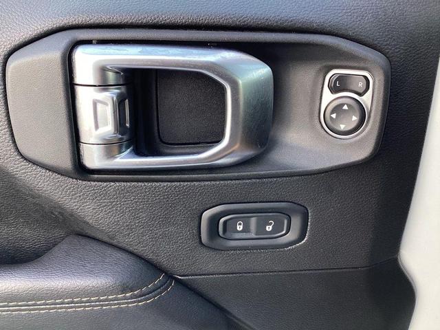 Photo of 2023 Bright White Clearcoat Jeep Gladiator