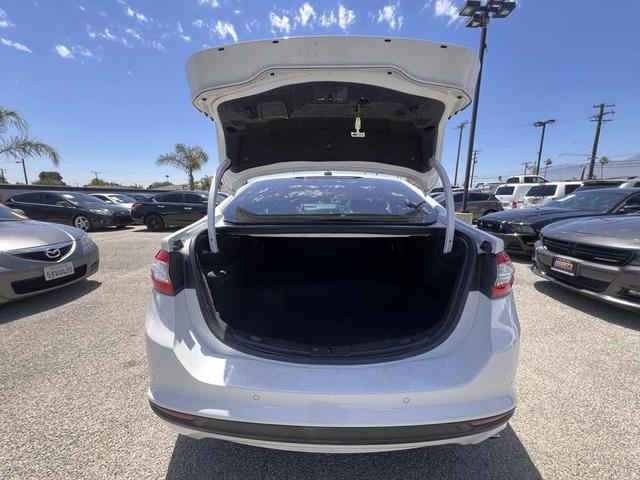 Photo of 2016 Oxford White Ford Fusion Hybrid