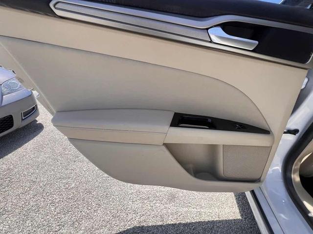 Photo of 2016 Oxford White Ford Fusion Hybrid