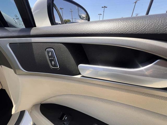 Photo of 2016 Oxford White Ford Fusion Hybrid