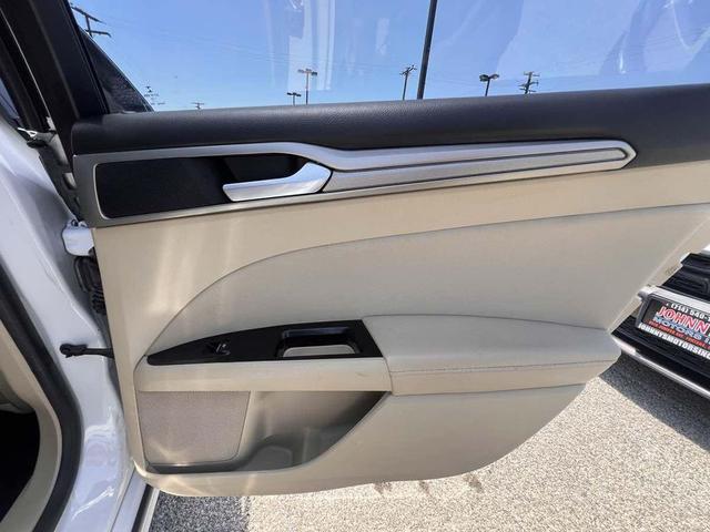 Photo of 2016 Oxford White Ford Fusion Hybrid