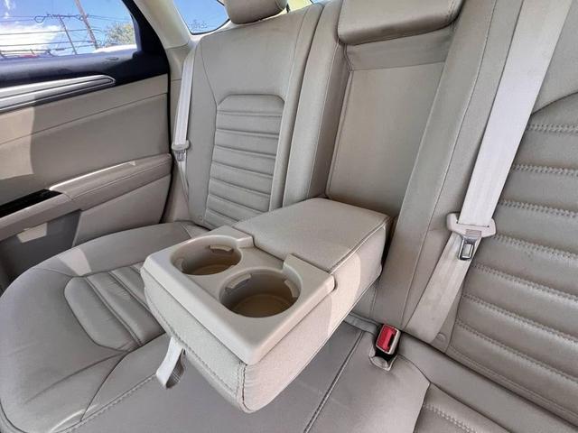 Photo of 2016 Oxford White Ford Fusion Hybrid