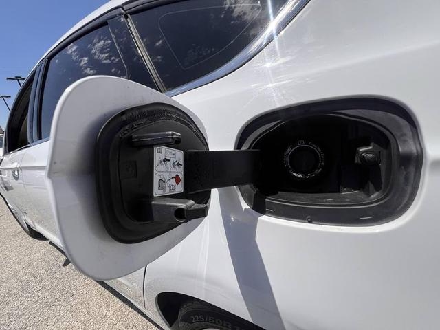Photo of 2016 Oxford White Ford Fusion Hybrid