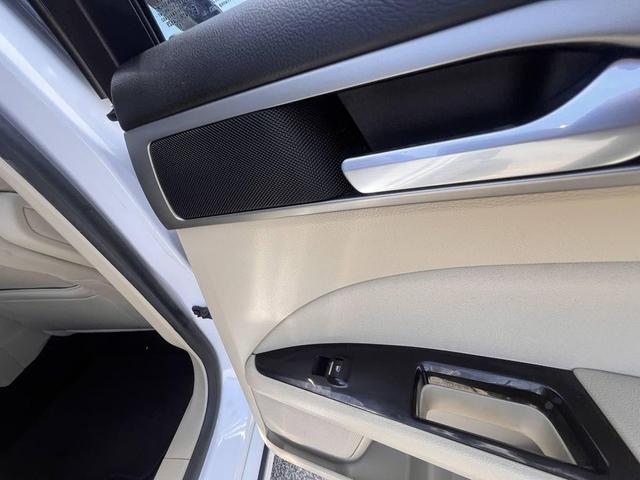 Photo of 2016 Oxford White Ford Fusion Hybrid